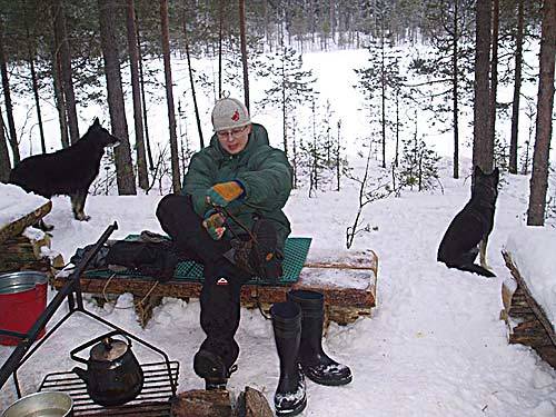 Vartijat ovat asemissa aamusta iltaan. Selusta on aina turvattu.